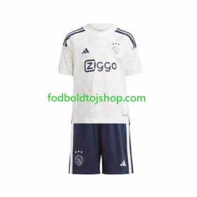AFC Ajax Børn Udebane Fodboldsæt 2023-24 S/S (+ Korte bukser)